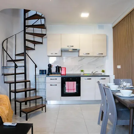 Sunny House With Jacuzzi - Steps From The Sea! Holiday home *