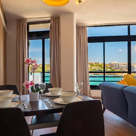 Sunny House With Jacuzzi - Steps From The Sea! セント・ポールズ・ベイ
