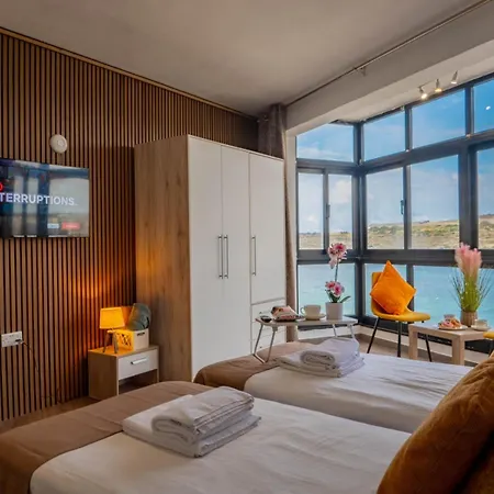 Dom wakacyjny Sunny House With Jacuzzi - Steps From The Sea! St Paul's Bay